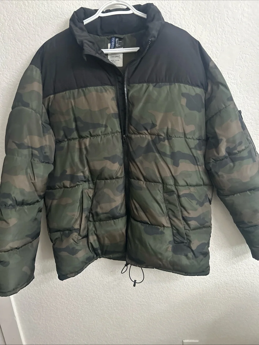 H&M Men's Camouflage Puffer Jacket - Green & Black